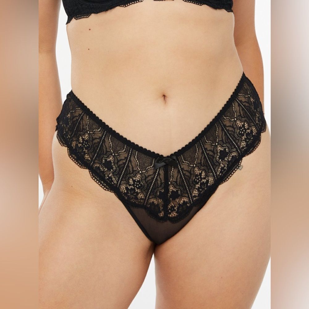 NWT- Savage x Fenty- BLACK DECO GLASS LACE THONG PANTY- Size small